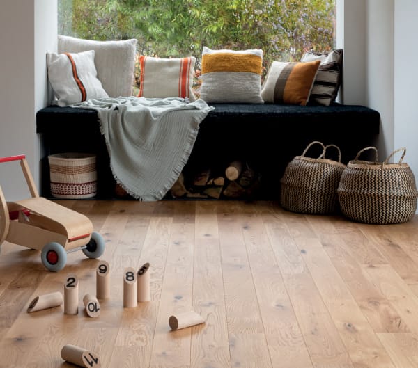 Le parquet Chêne Essentiel XL présente un choix noueux et authentique. D’une épaisseur de 14 mm et d’une largeur idéale de 164 mm