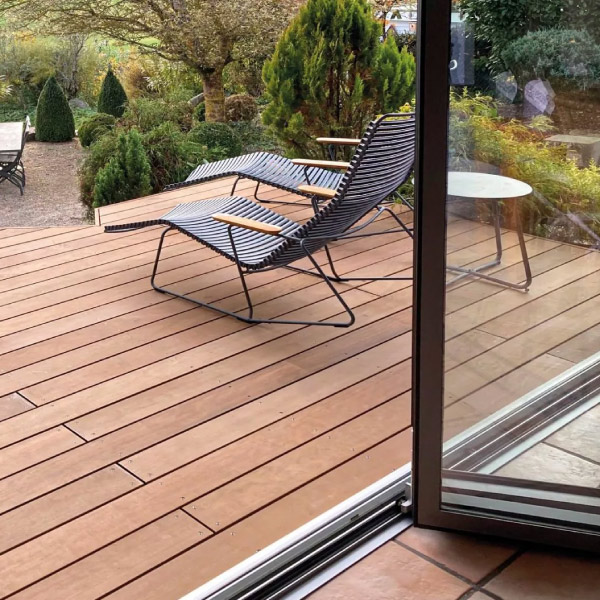 Terrasse bois exotique, la star des extérieurs en 2025