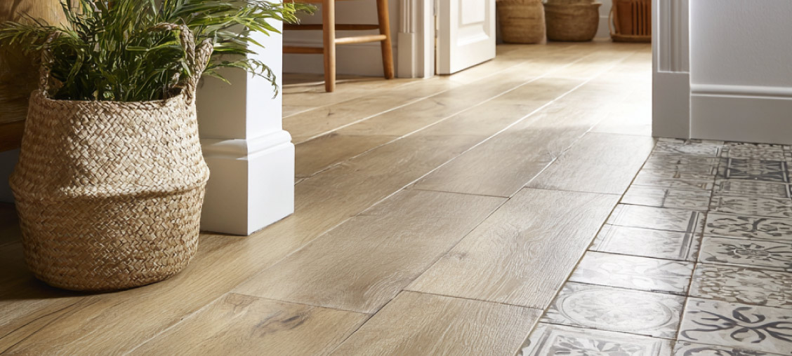 Couvres-joints, plinthes, nez de marche : petits détails et grand effet