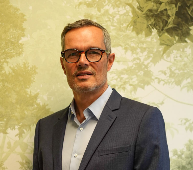 Yves plasson, dirigeant du magasin de parquet et sol à Lyon, Solegno